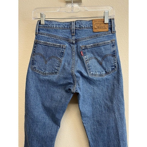 Levi's High-Rise Wedgie Straight Cropped Jeans Size 26x26 Med Wash - Picture 5 of 10